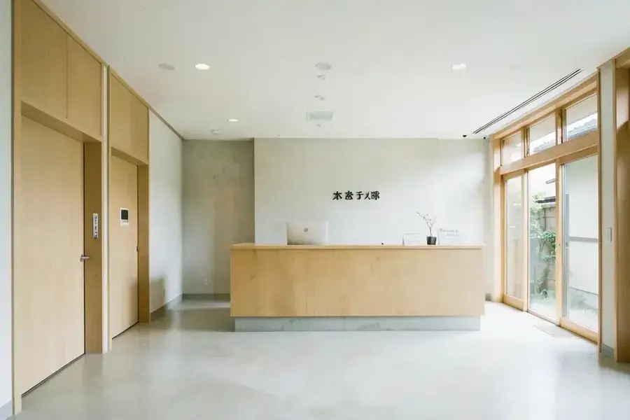 明るいエントランスホールと受付カウンター